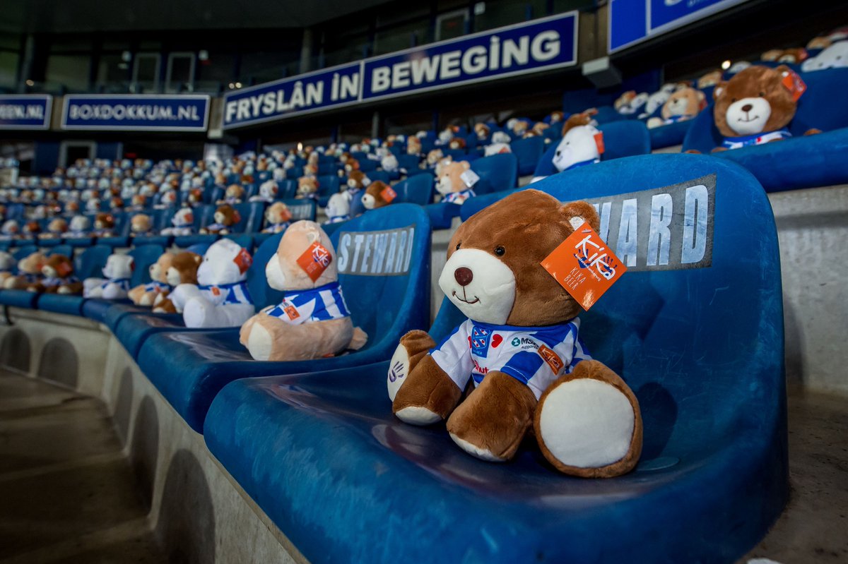 lequipe's tweet photo. Ce week-end, le club d'Heerenveen aux Pays-Bas a disposé 15.000 ours en peluche dans ses tribunes vides en raison de la pandémie de coronavirus. Le club souhaite, par ce geste, sensibiliser l'opinion à la lutte contre le cancer chez les enfants. 

📸 Pressesports https://t.co/67OSPRGekC