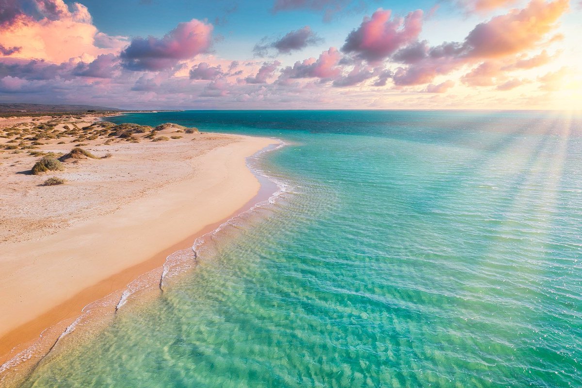 Been a while since I posted a #sundaysunset, long overdue really. More from Ningaloo. Enjoy! 😍⁠

#sundaysunset #shotbyalex ⁠
⁠
#AustraliasCoralCoast #CoralCoast #CoralCoastHighway #ThisisWA #WesternAustralia #SeeAustralia #Australia⁠
#Ningaloo