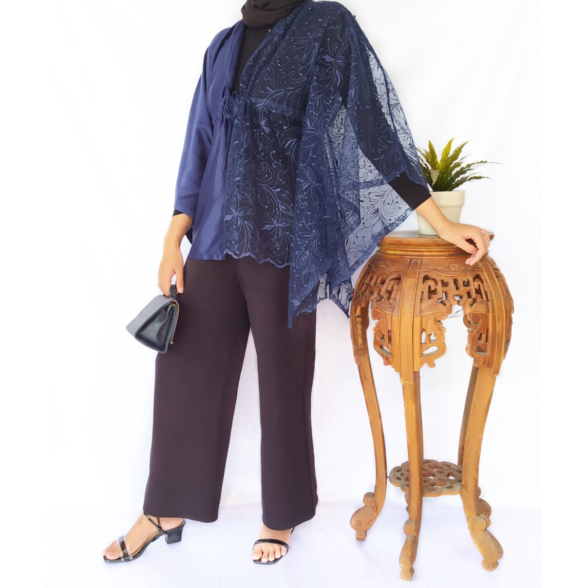 FannyIP's tweet photo. Numpang jualan di twitter hehe barang kali ada yang minat Alamanda Outer dari Hexaflos, Bahannya bagus karna dipilih sendiri🧜‍♀️ modelnya juga gapasaran kak, cocok bgt buat nemenin kondangan atau acara acara kamu yg lain kalau minat boleh DM ya🛍 atau follow IG nya di @Hexaflos https://t.co/NaDJnmaSXv