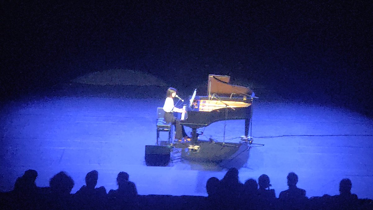 Un concert deliciós on el públic no volia que acabas...una veu encissadora i suggerent fa un recorregut per diferents moments de la música en majúscules....Victoria Quingles va conquerir l'escenari i el públic.