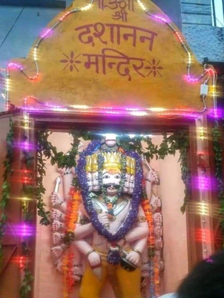 ReetiGupta9's tweet photo. कानपुर शिवालय मे यह रावण का मंदिर स्थित है यह मंदिर साल मे एक बार केवल दो दिनों के लिये खोला जाता  जिसमें खुब लम्बी कतार मे भक्तों की भीड़ नजर आती इस मंदिर मे लोग अपनी बुराईयों का अंत करने आते.।।। जय श्री राम... https://t.co/hEEr0YtOX3