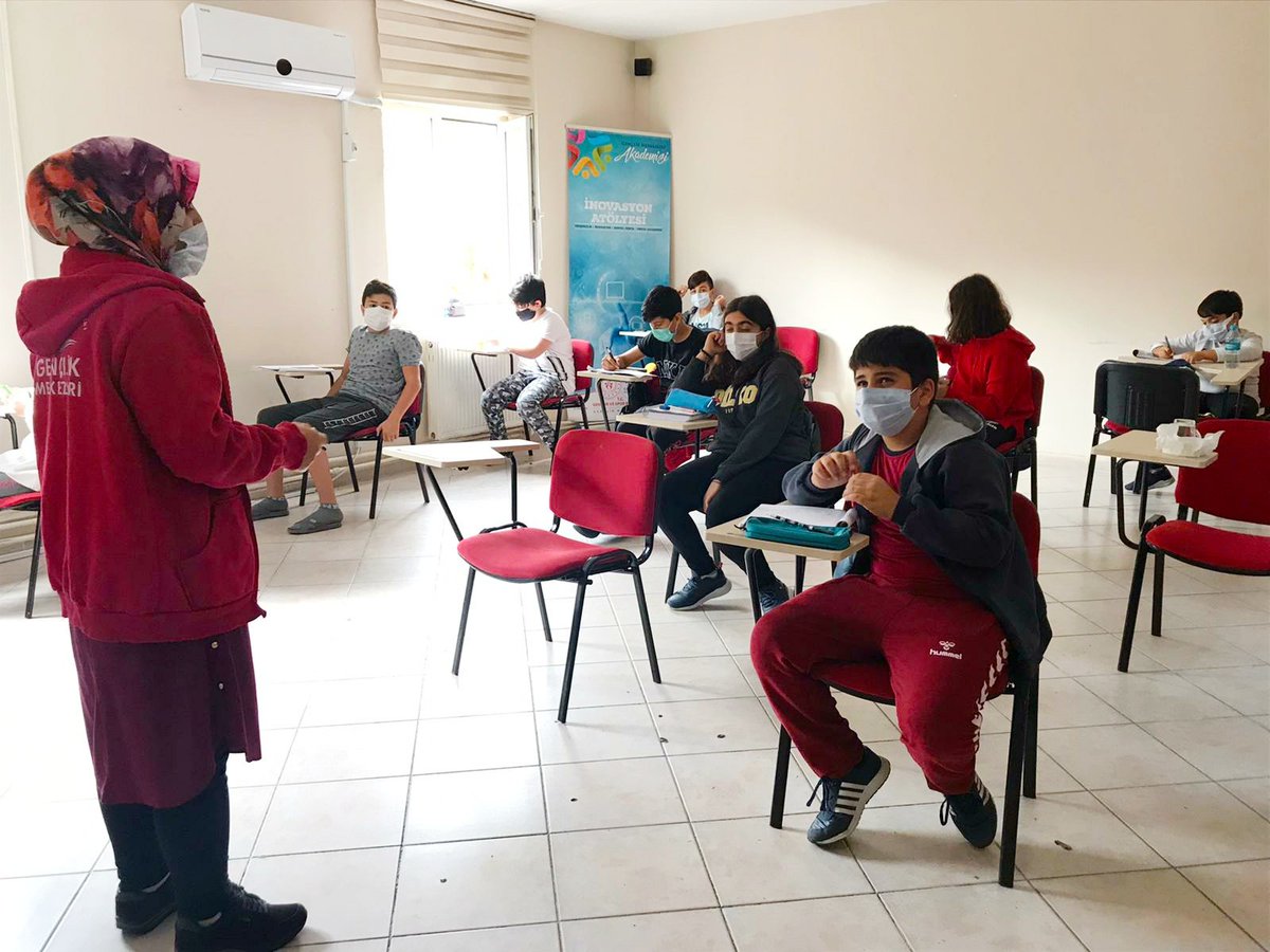 GSB_AvcilarGM's tweet photo. 📌#DilEğitimleriAtölyesi kapsamında;

#Türkçe eğitimlerimiz tüm hızıyla devam ediyor.

💁🏻‍♀️Bugünkü konumuz #DilekKipleri

gel-se-m
gel-e-y-im
gel-meli-y-im

Biraz emir kipi kullanacağız ama sen en iyisi #Merkezimize "GEL"🙃

#GSBGM
#İstanbulGençliği https://t.co/mWxbdRAazB