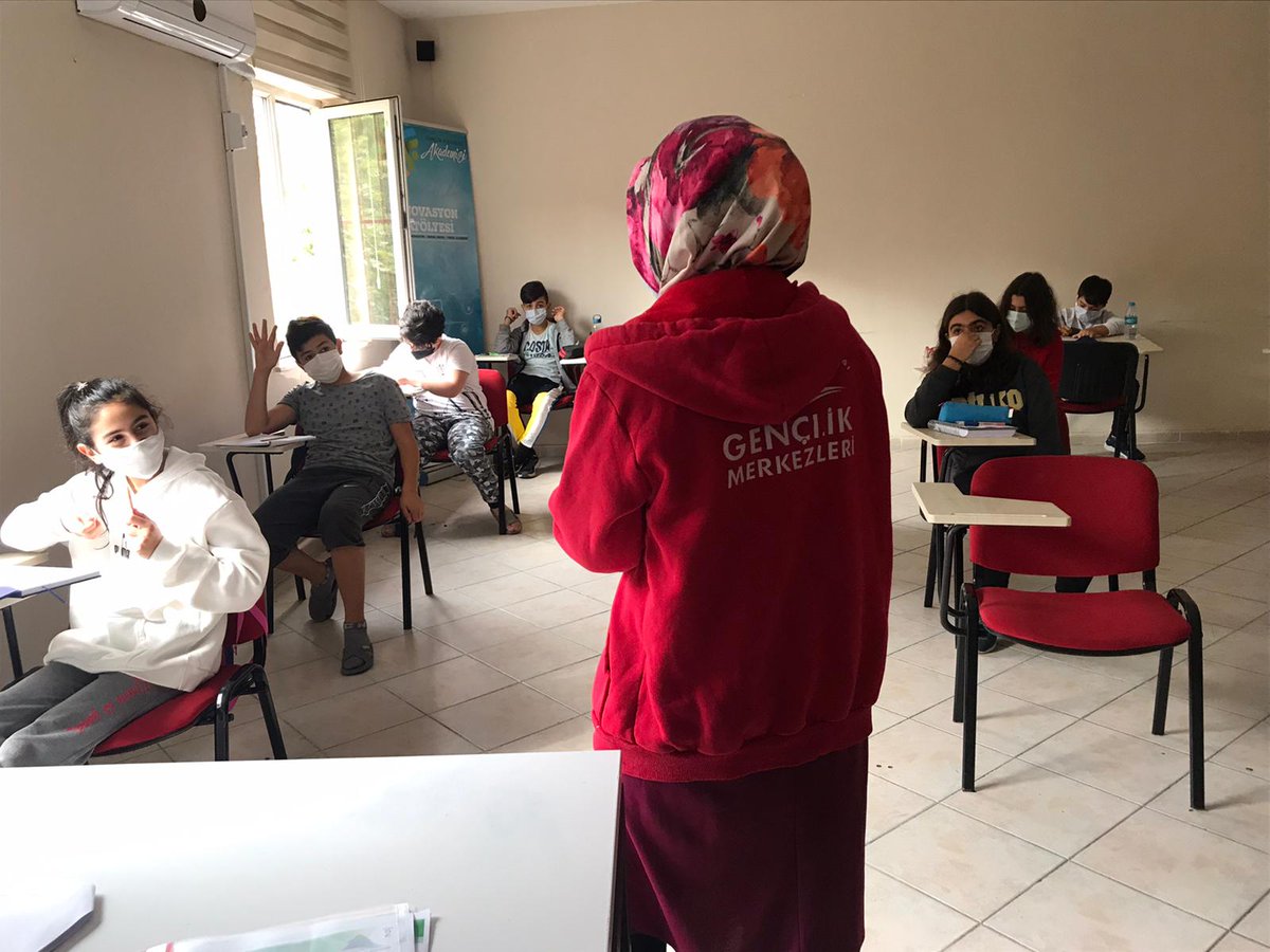 GSB_AvcilarGM's tweet photo. 📌#DilEğitimleriAtölyesi kapsamında;

#Türkçe eğitimlerimiz tüm hızıyla devam ediyor.

💁🏻‍♀️Bugünkü konumuz #DilekKipleri

gel-se-m
gel-e-y-im
gel-meli-y-im

Biraz emir kipi kullanacağız ama sen en iyisi #Merkezimize "GEL"🙃

#GSBGM
#İstanbulGençliği https://t.co/mWxbdRAazB