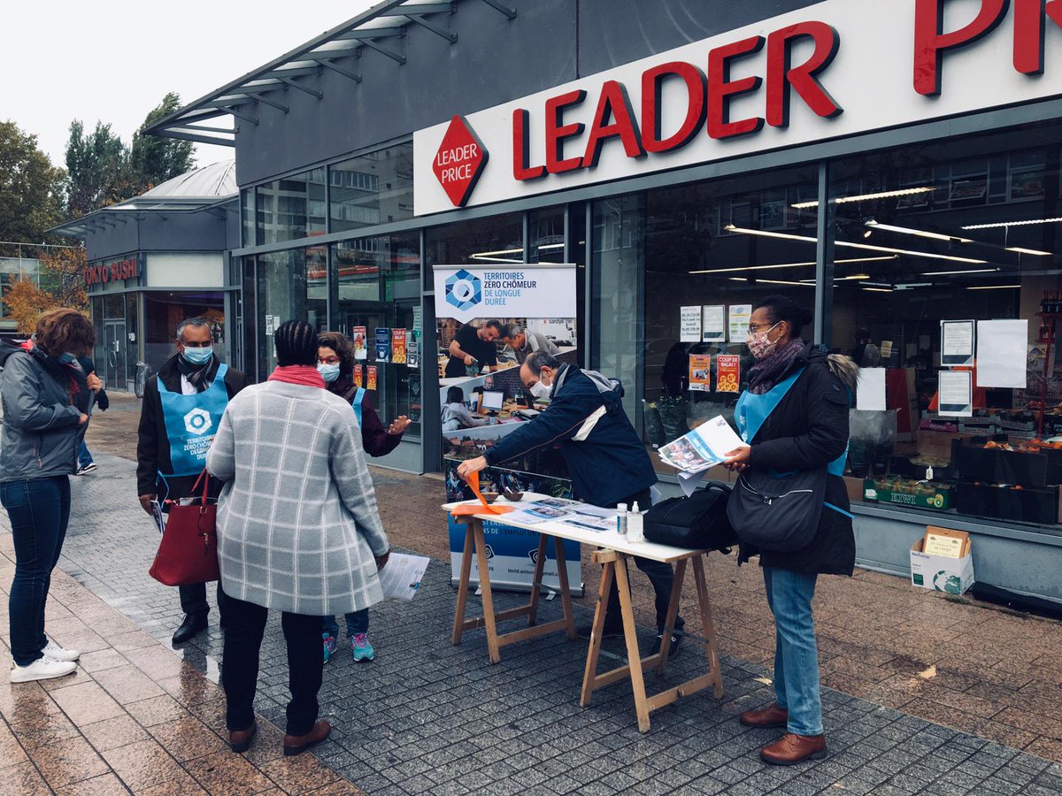 DesboisNadia's tweet photo. Sur le terrain ce matin place de #Baconnets pour présenter aux habitants du quartier le projet @ZeroChomeurLD. Bravo aux bénévoles, de + en + nombreux, qui rejoignent la dynamique ! Bientôt le lancement de l'expérimentation à #Antony🤞🤞 https://t.co/u3l5xzIx9z