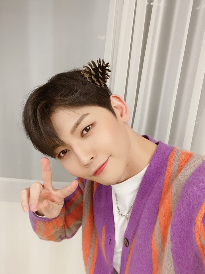 UP10TION's tweet photo. [#쿤] 오늘은 솔방울이 있길래😇 https://t.co/699v0Ve4Wy