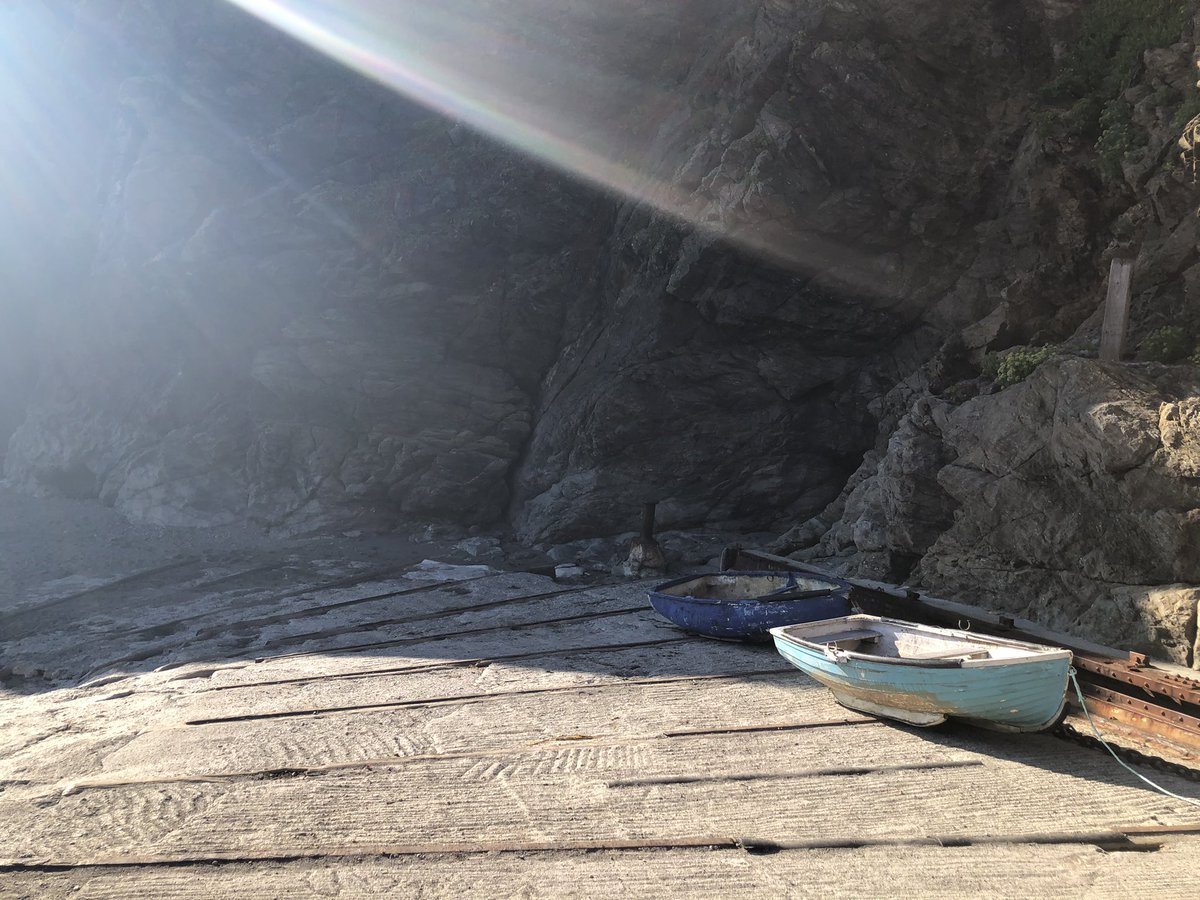 strawbrypigeon's tweet image. @AmbroseScience please can you explain the bending light in this photo taken on holiday in Cornwall this year by a year 9D student (LB) #Science #physics #atmosphericrefraction @ProfBrianCox