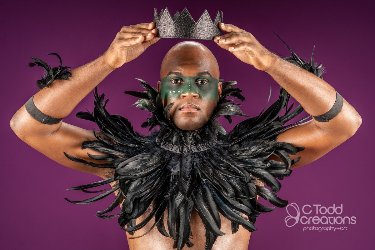 ctoddcreations's tweet photo. King Feather's Crown
#lgbt #performanceart #draglesque #blackartists #dragkings #makeup #indyartists #blackandqueer #QueerArt #QueerMagicCollaborative #QueerArtist #BeYou #BigMagic #PhotographyIsArt #LivingCreatively #YourStoryMyLens #CapturingLifeCreatingArt https://t.co/dwgBBgxEQ9