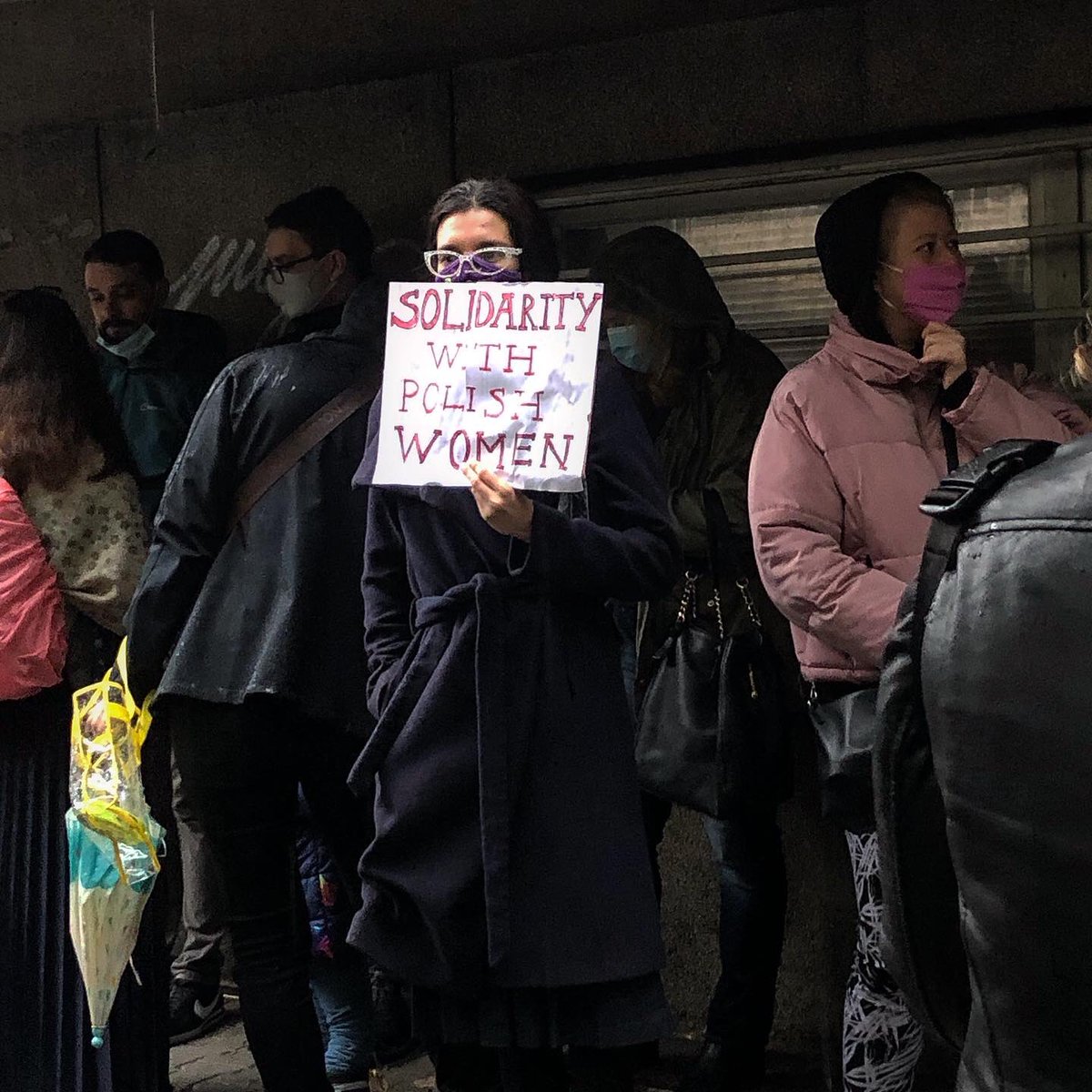 Dziś Bułgaria wspiera polskie kobiety! ✊ Do protestów Polek i Polaków pod polską ambasadą w Sofii dołączyły również aktywistki i aktywiści z Bułgarii.
#StrajkKobiet #piekłokobiet #wypierdalać