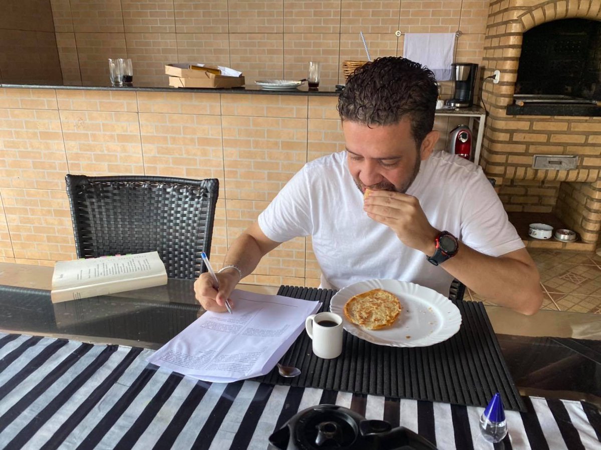 AndreJanonesMG's tweet photo. Aproveitando o cafezinho da manhã no domingo, pra estudar um pouco e adiantar a matéria do doutorado, porque daqui há pouco é PAU NELES!!! 👊🏻 https://t.co/4aBDFSH3gw