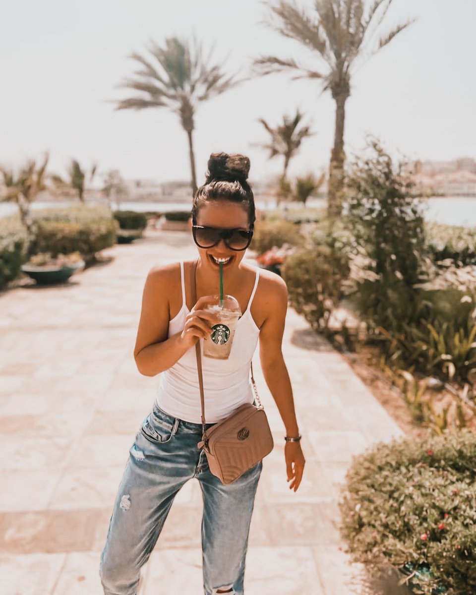 السعادة، هي تناول كوب من القهوة المثلجة.. تحت أشعة الشمس ☀️
مقهى ستاربكس في #سوق_قرية_البري
📸 hiniceva
#في_أبوظبي #سوق_البري
@StarbucksEMEA https://t.co/Cf1x6XE6YQ