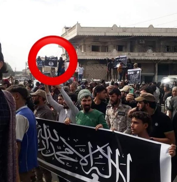 YPJInt's tweet photo. ISIS flag on a demonstration in Serekaniye which was occupied by the fascist Turkish state and his Islamist gangs a year ago. Once again its openly visible how Turkey = ISIS
#Kurdistan #Rojava #YPG #YPJ #TwitterKurds #FightFascism https://t.co/17gPja3IMK