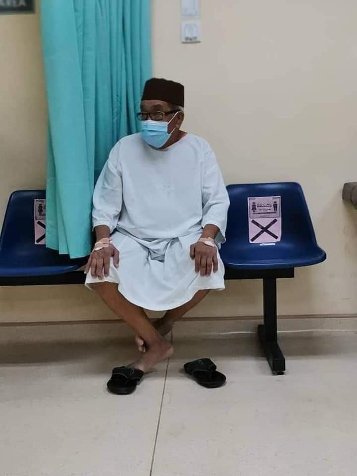 _ik4hafizie's tweet photo. Kawan mak aku, OKU dan ayah dia baru disahkan Kanser. 😌 
Dia meniaga kecil kecilan untuk tampung cost rawatan dan untuk keluarga dia jugak.
Dia jual ikan terubuk masin, Peria Crispy and other things too.
Help RT mana tau ada potential cust dia kat TL korg. Boleh refer gambar https://t.co/2mg26ckgbP