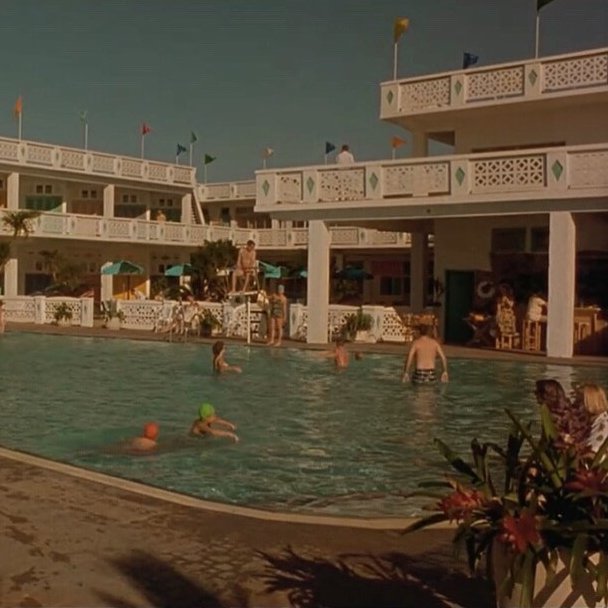 👸🏻예쁜 장면이 많았던 영화인데, 유독 수영장에서 자유롭게 노는 모습이 특히 더 예쁘게 보이네요.👯‍♀️ 색감이 너무 예뻤는데, 내용은...