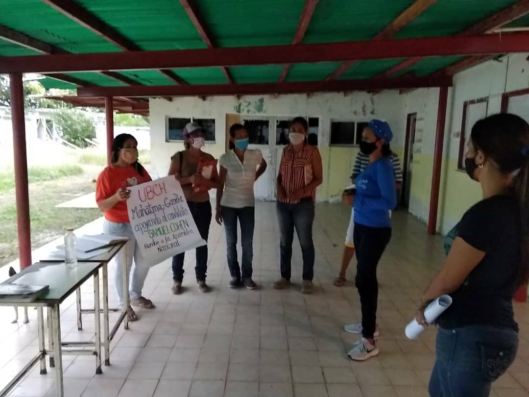 PSUVMoron1's tweet photo. #24oct las UBCH de nuestro Municipio agradecidas con nuestra primera autoridad Alcaldesa @yildrekareliav por las donaciones a las comunidades esto siendo posible como alianza perfecta con los candidatos a la AN 
@jsamuelcohen
@vielmamorajg
#aquinadieserinde 
#VenVamosJuntos6D https://t.co/TW2abcN3sq