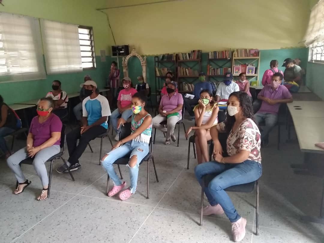 PSUVMoron1's tweet photo. #24oct las UBCH de nuestro Municipio agradecidas con nuestra primera autoridad Alcaldesa @yildrekareliav por las donaciones a las comunidades esto siendo posible como alianza perfecta con los candidatos a la AN 
@jsamuelcohen
@vielmamorajg
#aquinadieserinde 
#VenVamosJuntos6D https://t.co/TW2abcN3sq
