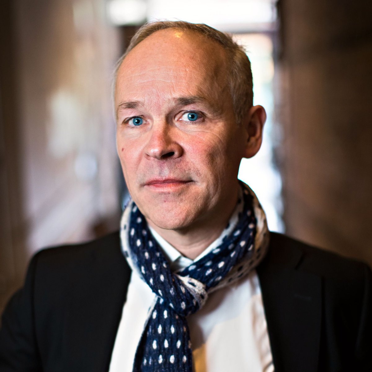 Ikledd myk, dypblå ull, bomull over bar hud og nette, elegante sko setter han et sensuelt forførende blikk i oss. Flatterende lyssatt, med delikat solbrun hud og nyføna hår kunne Jan Tore Sanner pryda både Vogue og Elle.