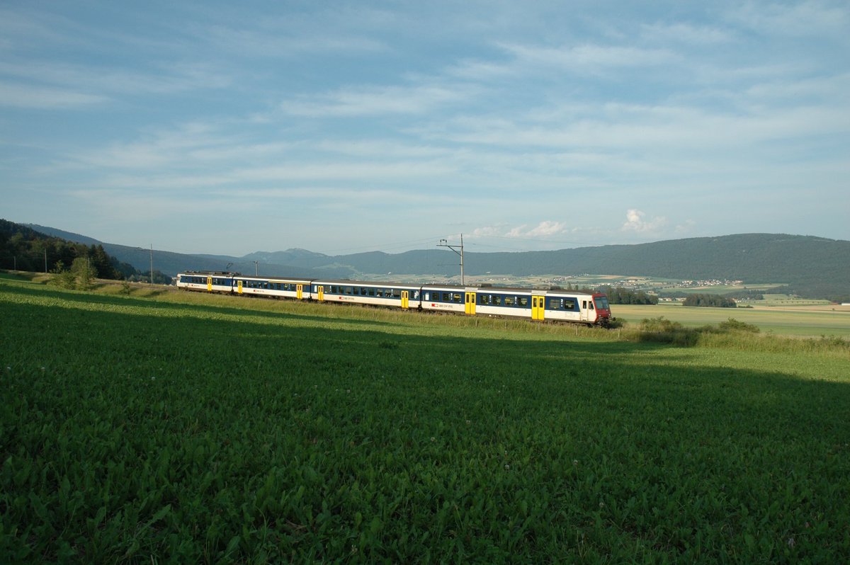 When I first discovered this line some 15 years ago, class RBDe 560 trainsets worked a regional and a RegioExpress service every hour. Sometimes, there were loco hauled push-pull-trainsets too.