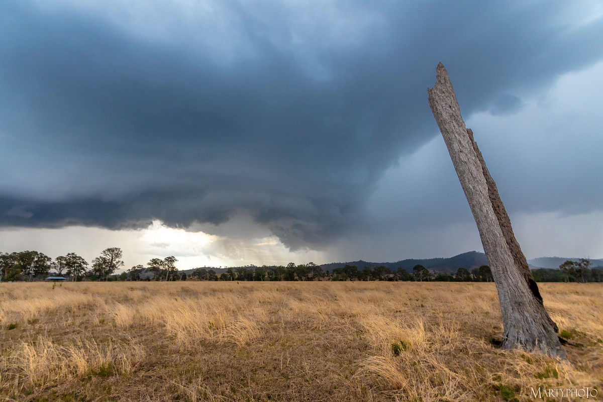 After a long drought multiple storm cells around SE Qld brought strong winds and heavy rain to many areas. Pics from today's chase: marty.photo/severeweather/…