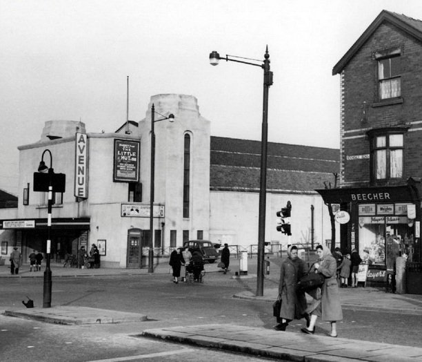 AvroFC's tweet photo. All roads lead to the @VestacareUK Stadium ! We are a 10 minutes ๐ from Victoria Avenue corner, making us within easy reach for anyone in #Blackley #HigherBlackley #DamHead #Middleton looking for quality @AffordableFooty for the family โฝ๐ช๐ช https://t.co/LTQropMBrI