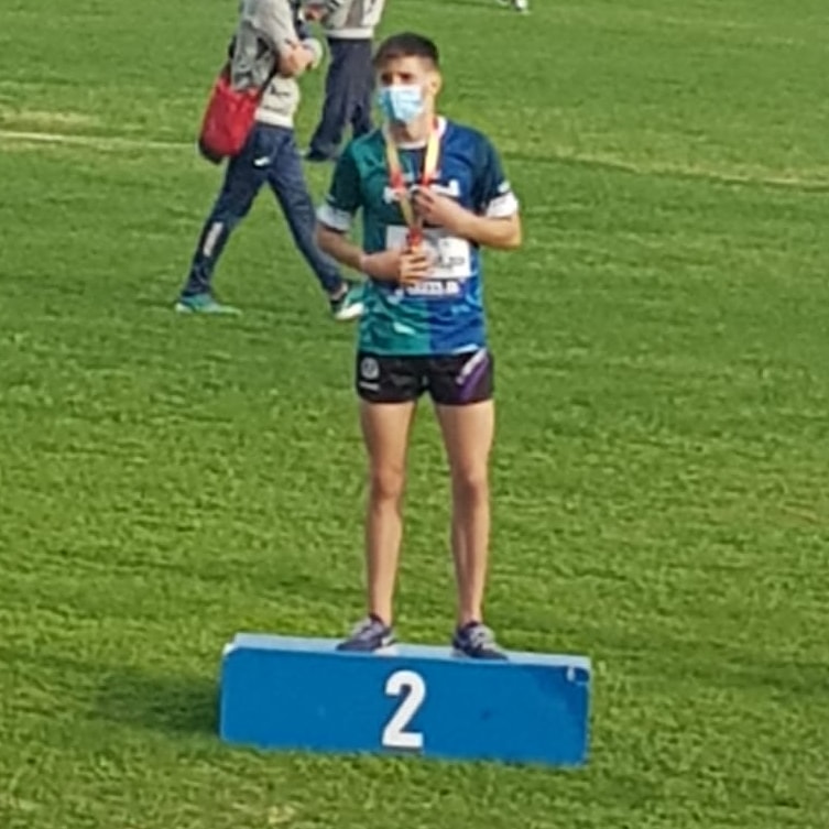 Orgullosos de Hugo Alvarez. Subcampeón de España hace unos minutos en Granollers.

🏃 Hugo paso ayer sin problemas a la final, en la que hoy logro situarse en segunda posición. 
Un futuro prometedor el que tiene por delante el joven corredor.

FELICIDADES !!!! 😉