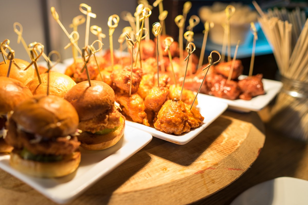 Brunch and football... our favorite way to spend Sunday! 🍾🏈