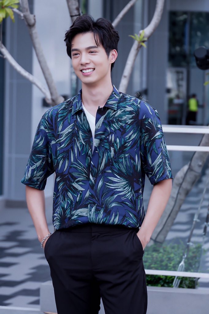idagaga2011's tweet photo. แดดแรงมันแยงตา เธอส่งยิ้มมามันแทงใจ ❣️❣️
 #คุณหมีปาฏิหาริย์ #จ๊อบธัชพล #jobbiijob #มหกรรมนิยายนานาชาติครั้งที่2 https://t.co/jYuczy2zEl