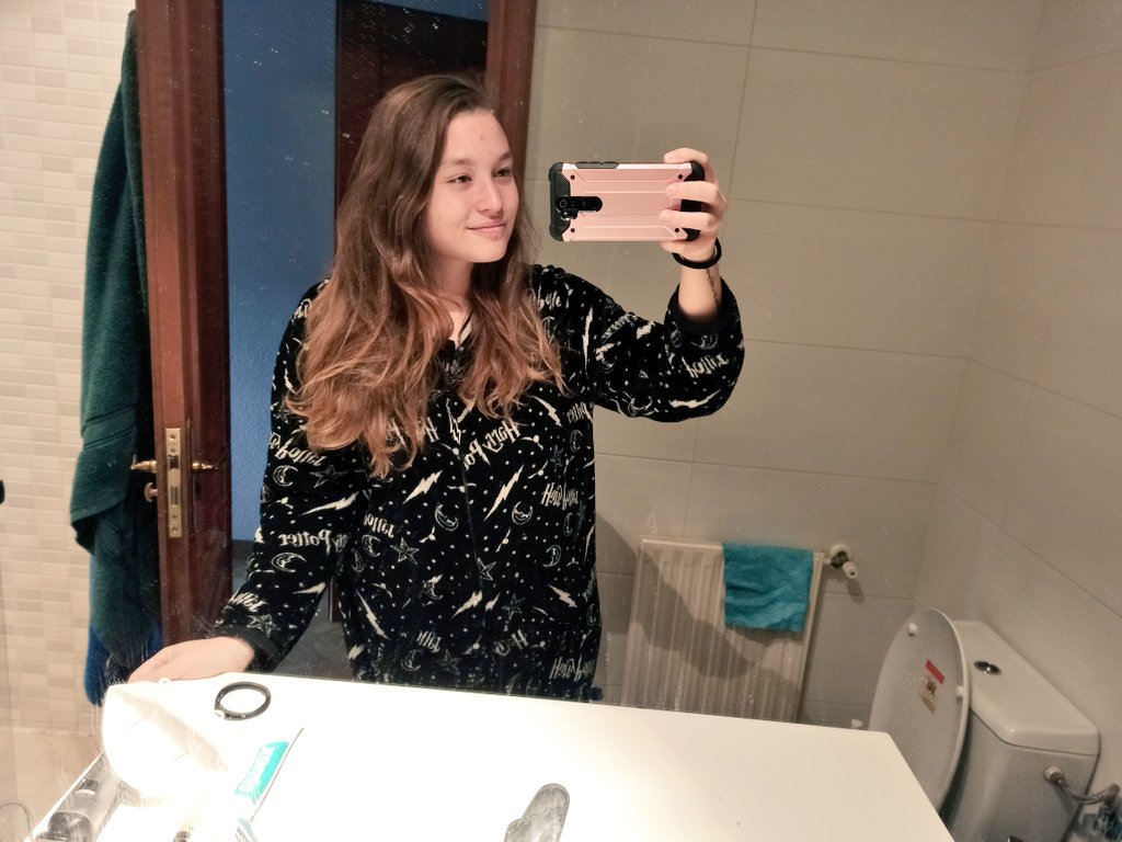 NanaLiteraria's tweet photo. Full look "Hoy toca acabar de corregir y enviar #ProyectoJuventud"
(Estoy sexy, lo sé. El onesie de HP es irresistible) https://t.co/HjzWQGG7N6