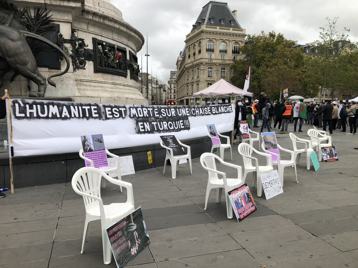 Nous sommes sur la place de la République #ChaiseBlanche #MustafaKabakçıoğlu #Turquie