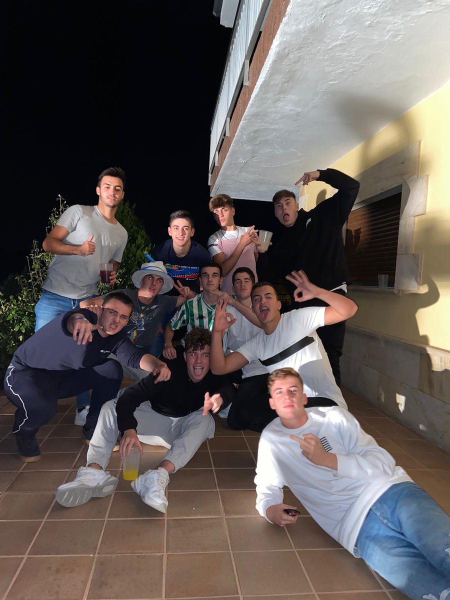 vndertaker__'s tweet photo. ojalá tuvieseis la suerte de tener amigos como los que yo tengo. https://t.co/wbf5dcbYt6