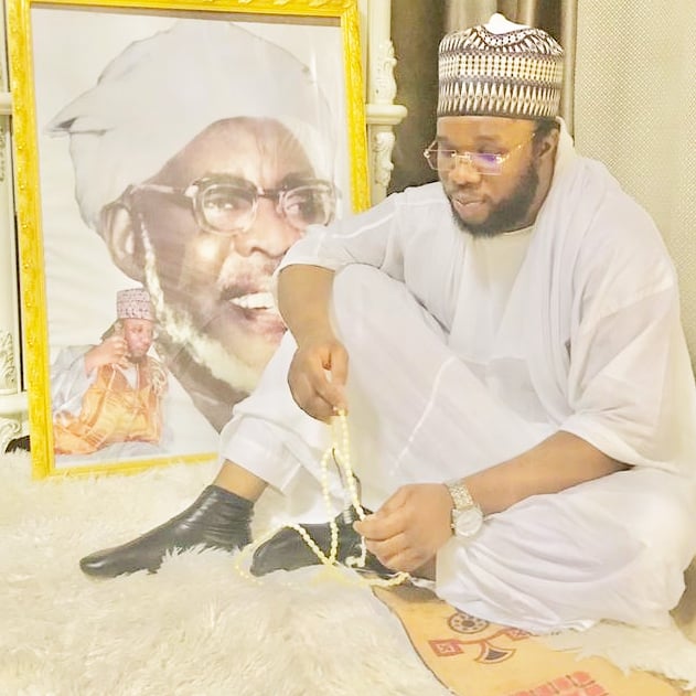 boromkemane's tweet photo. Seydina Oumar ibn Al khattab  disait au sujet du Prophète Mouhamed ( PSL) : si tu n'étais pas un homme,  que serais tu ? Tu serais la lune qui illumine la nuit claire.

La lumière du soleil , de la lune et des étoiles proviennent de la lumière du Prophète Mouhamed ( PSL) https://t.co/4MIaf0ASAM