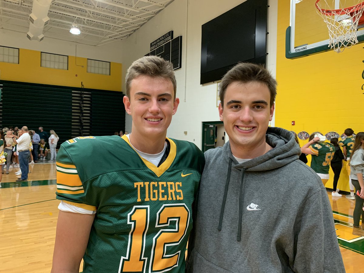 sarahpooler's tweet photo. Senior night with Giles.❤️@GilesPooler https://t.co/bl62GvTuX4
