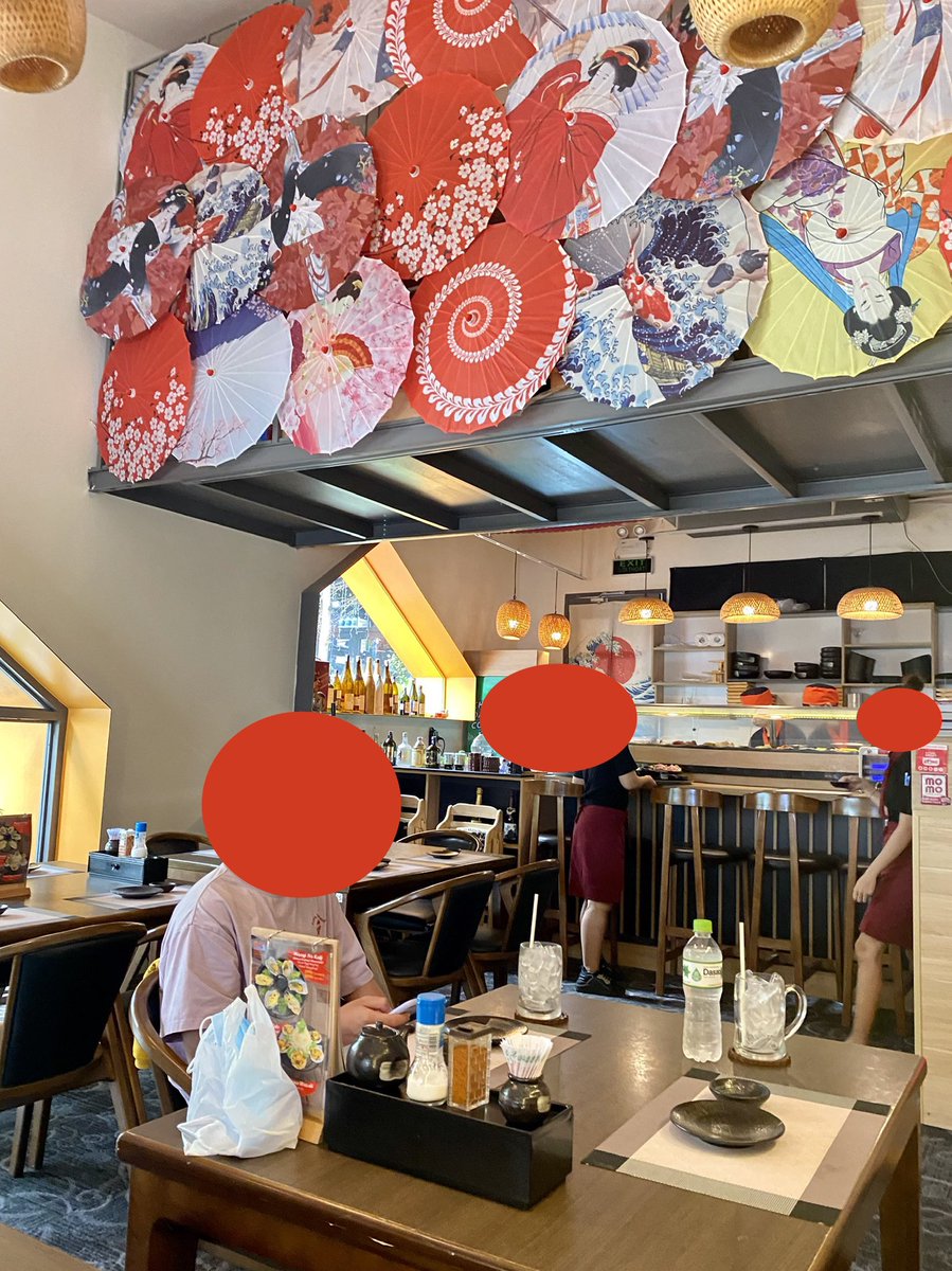 vnshocker's tweet image. 時折sushi koに鉄火丼を食べに行くのですが、ワサビが苦手でいつもワサビ無しと注文するのですが、100%の確率でワサビのってます。
これはウェイターが抜けてるのか料理人が抜けてる or 何も考えず流れ作業になっているのか気になります。

それで毎回ワサビ除けますがもったい気持ちで一杯です。