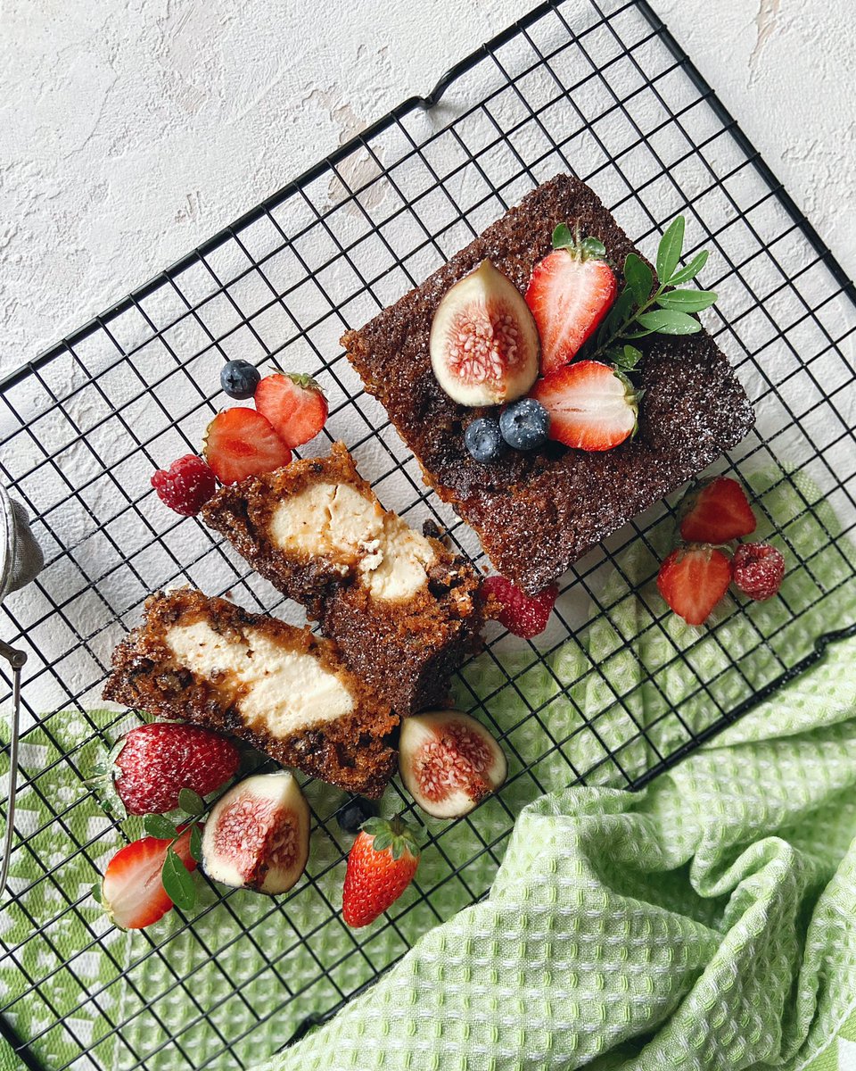 Khlystova_AP's tweet image. В эфире воскресный читмил с Настюшкой!

Сегодня сбацаем морковный кекс с творожной начинкой🥕

Нежнейший творожный слой утопает в пряном бисквите с хрустящими орешками и покоряет твое сердечко с самого первого кусь!

Забирай к себе на стенку и поехали 😎