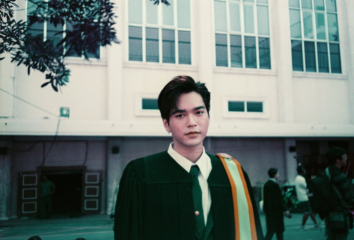 Congratulations! คุณมาร์ค

Camera : Olympus mju i 
Film : LomoChome Purple

#มาร์คเป็นลูกชิ้น
#MarkMeanGraduationDay