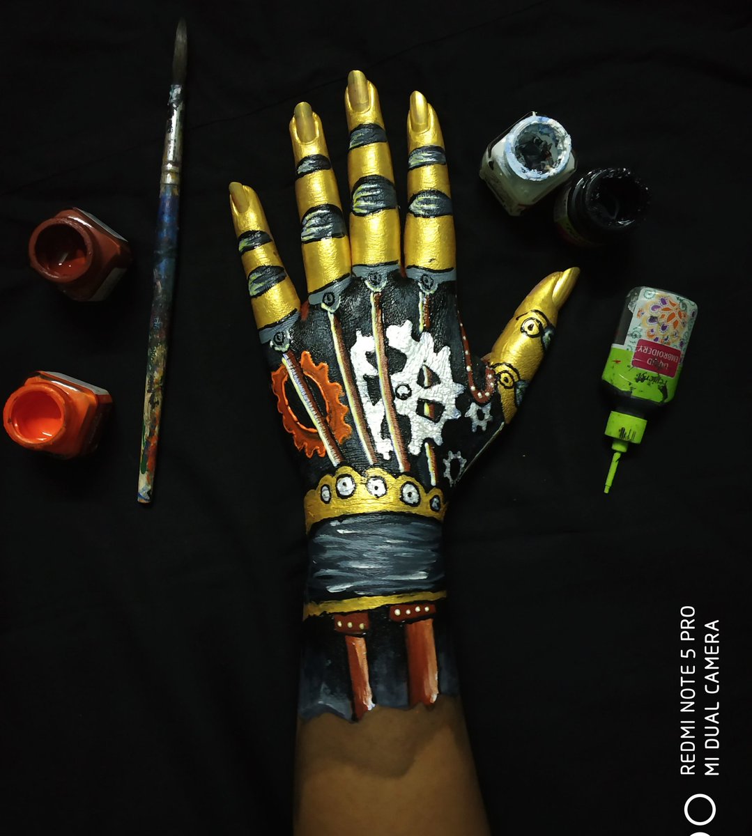 chandra_aimhigh's tweet image. 🤖 Robot Hand 🤖
. 
#bodypaint 
. 
#QuarantineLife 
 #quarantinetimepass 🙃