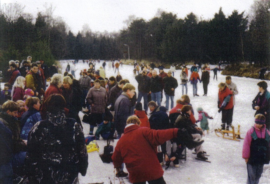 De eigen #natuurijsbaan van Okkenbroek, die fantastisch in het bos is gelegen, is weer winterklaar! Dat doen de inwoners zelf, uiteraard. En nu maar hopen dat we hem kunnen gebruiken, deze winter. Nog even wat foto’s om iedereen ‘lekker te maken’!