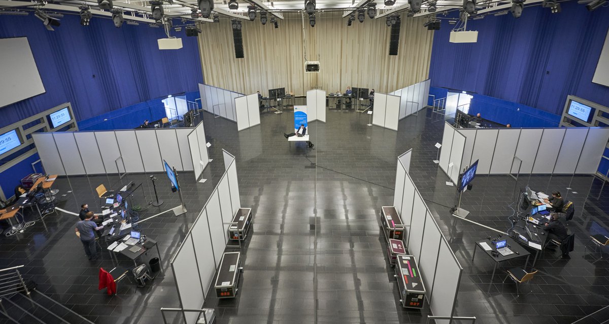 WorldHealthSmt's tweet image. A look behind the #WHS2020 scenes of this year's digital event: this room usually holds around 1,000 participants, this year it is our broadcasting studio.

Left: 2020
Right: 2019
