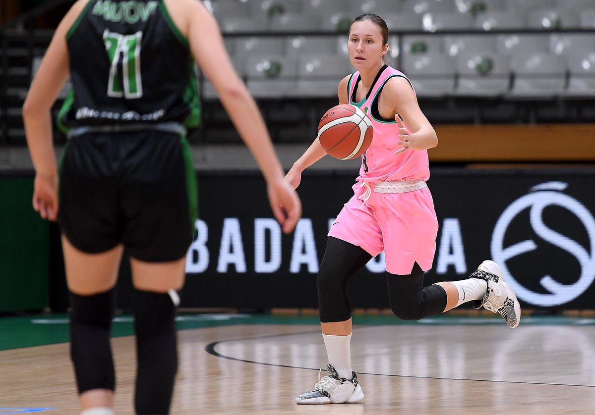 Cbsbasket_fem's tweet photo. 🏀Recull fotogràfic del partit d’aquest matí entre la @Penya1930 i el @FCBbasket_fem.

🔈Primer derbi entre verd-i-negres i blaugranes a la Lliga Femenina 2.

📸David Grau (@Dave__Raw) / GNG Foto (@gngfoto) https://t.co/t3MJv0c6M9