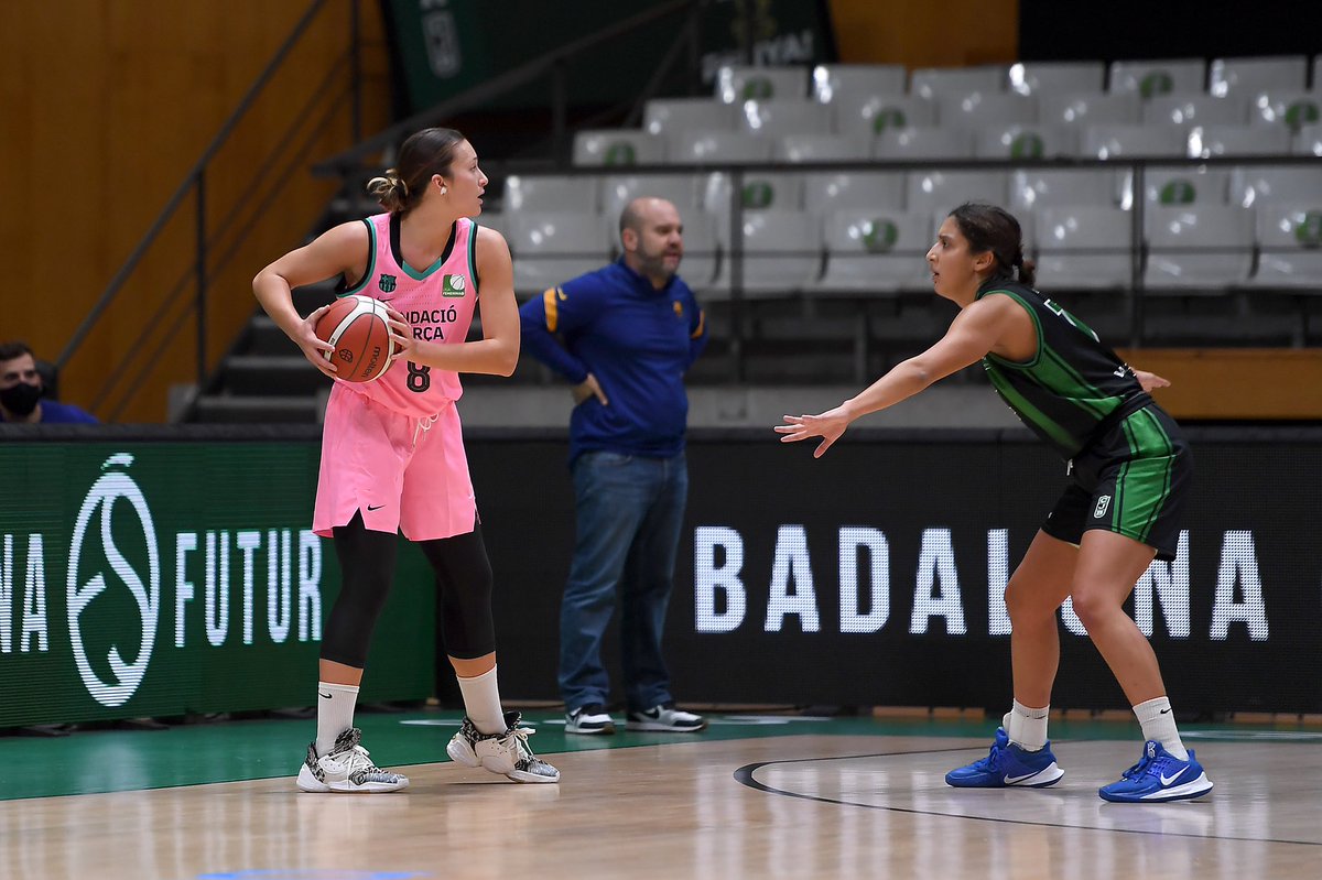 Cbsbasket_fem's tweet photo. 🏀Recull fotogràfic del partit d’aquest matí entre la @Penya1930 i el @FCBbasket_fem.

🔈Primer derbi entre verd-i-negres i blaugranes a la Lliga Femenina 2.

📸David Grau (@Dave__Raw) / GNG Foto (@gngfoto) https://t.co/t3MJv0c6M9