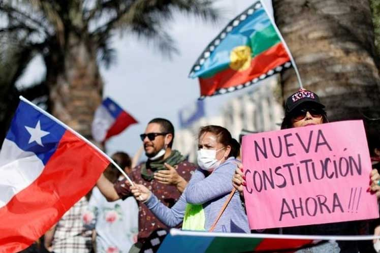 Today's ballot has Chileans three Qs: should the country hold a convention to write a new constitution? If so, should it be  #ConvencionMixta, where the authors are half citizens + half members of Congress, or a  #ConvencionConstituyente, where the authors are all citizens? 2/8