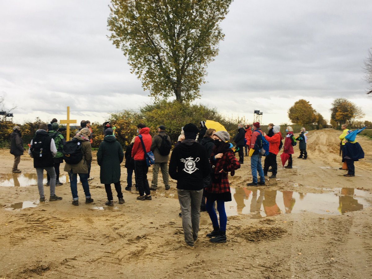 ⁦<a href="/Kirche_an_Kante/">KirchenImDorfLassen</a>⁩ feiert #Gottesdienst auf der #L277 - Protest gegen die drohende #Rodung der #AlleeBäumeBleiben! #AlleDoerferBleiben ##Kohleausstieg