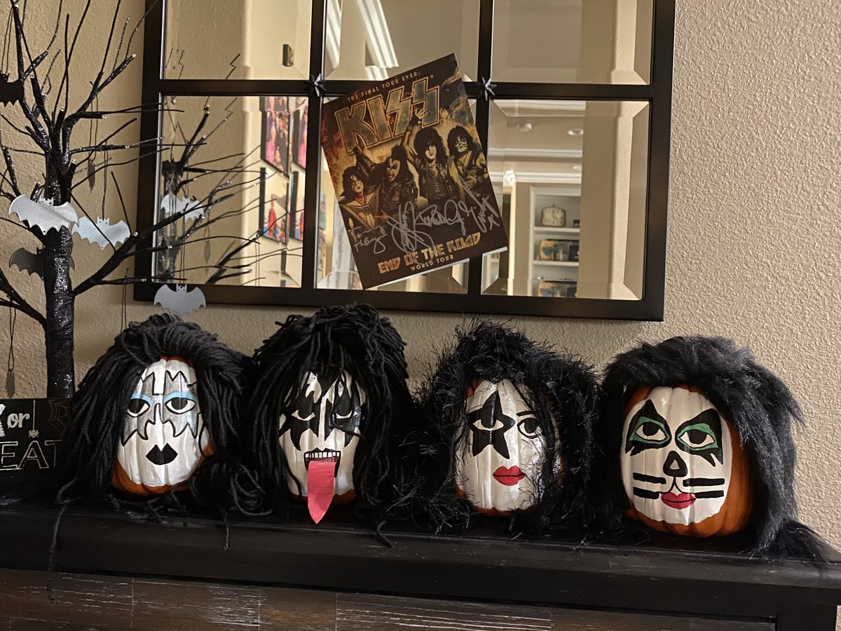 kiss's tweet photo. Rockin' the #Halloween season with #KISS! Thanks #KISSARMY for sharing your KISS pumpkins with us. Awesome! https://t.co/Q6k5lSQzLw