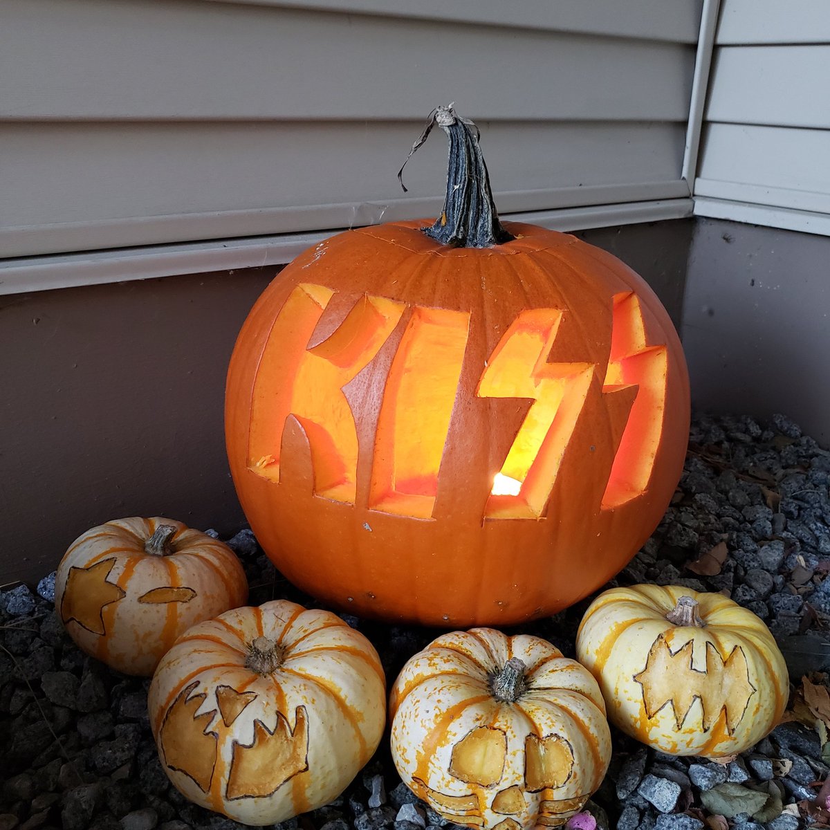 kiss's tweet photo. Rockin' the #Halloween season with #KISS! Thanks #KISSARMY for sharing your KISS pumpkins with us. Awesome! https://t.co/Q6k5lSQzLw