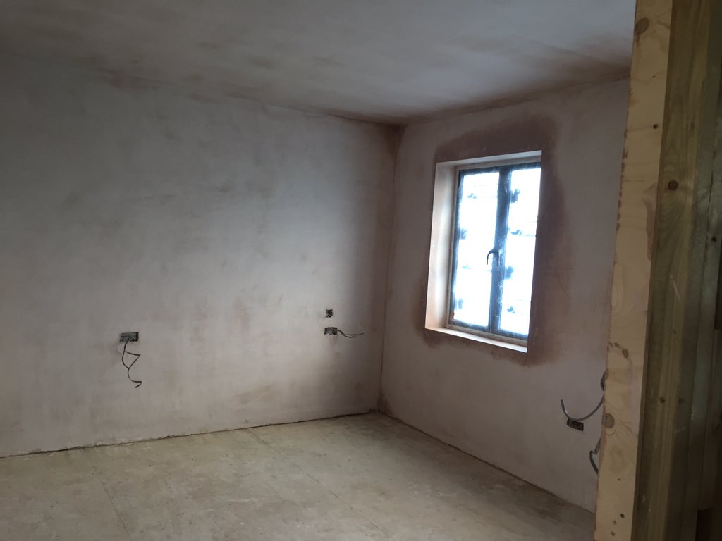 The twins bedrooms drying out nicely, they will soon be ready for a coat of paint. #thewillows #selfbuld #familyhome #dreamhome #anotherdayintheoffice https://t.co/JqsxdQU8BC