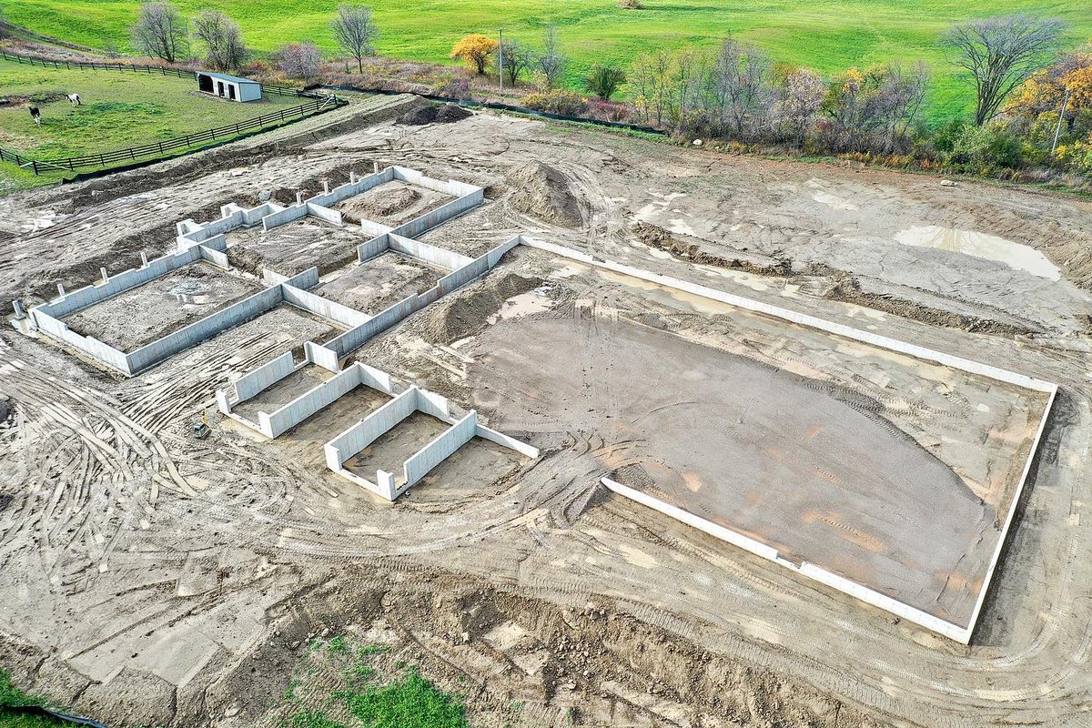Gulutzen_Crete's tweet image. Well over 1,000 feet of foundation wall for this new horse barn &amp;amp; riding arena by Schomberg, ON🐎 
Thanks to @PostFarm for including us  in this exciting build! #equestrian #concreteforming #concretefoundations #horsebarn