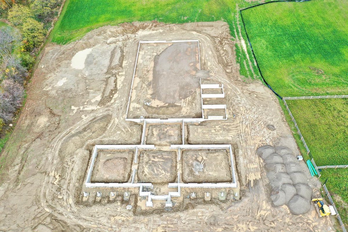 Gulutzen_Crete's tweet image. Well over 1,000 feet of foundation wall for this new horse barn &amp;amp; riding arena by Schomberg, ON🐎 
Thanks to @PostFarm for including us  in this exciting build! #equestrian #concreteforming #concretefoundations #horsebarn