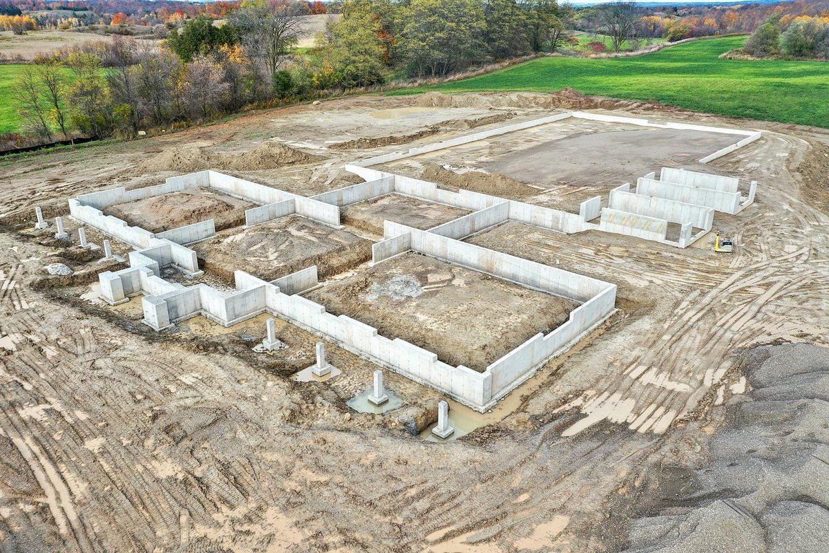 Gulutzen_Crete's tweet image. Well over 1,000 feet of foundation wall for this new horse barn &amp;amp; riding arena by Schomberg, ON🐎 
Thanks to @PostFarm for including us  in this exciting build! #equestrian #concreteforming #concretefoundations #horsebarn