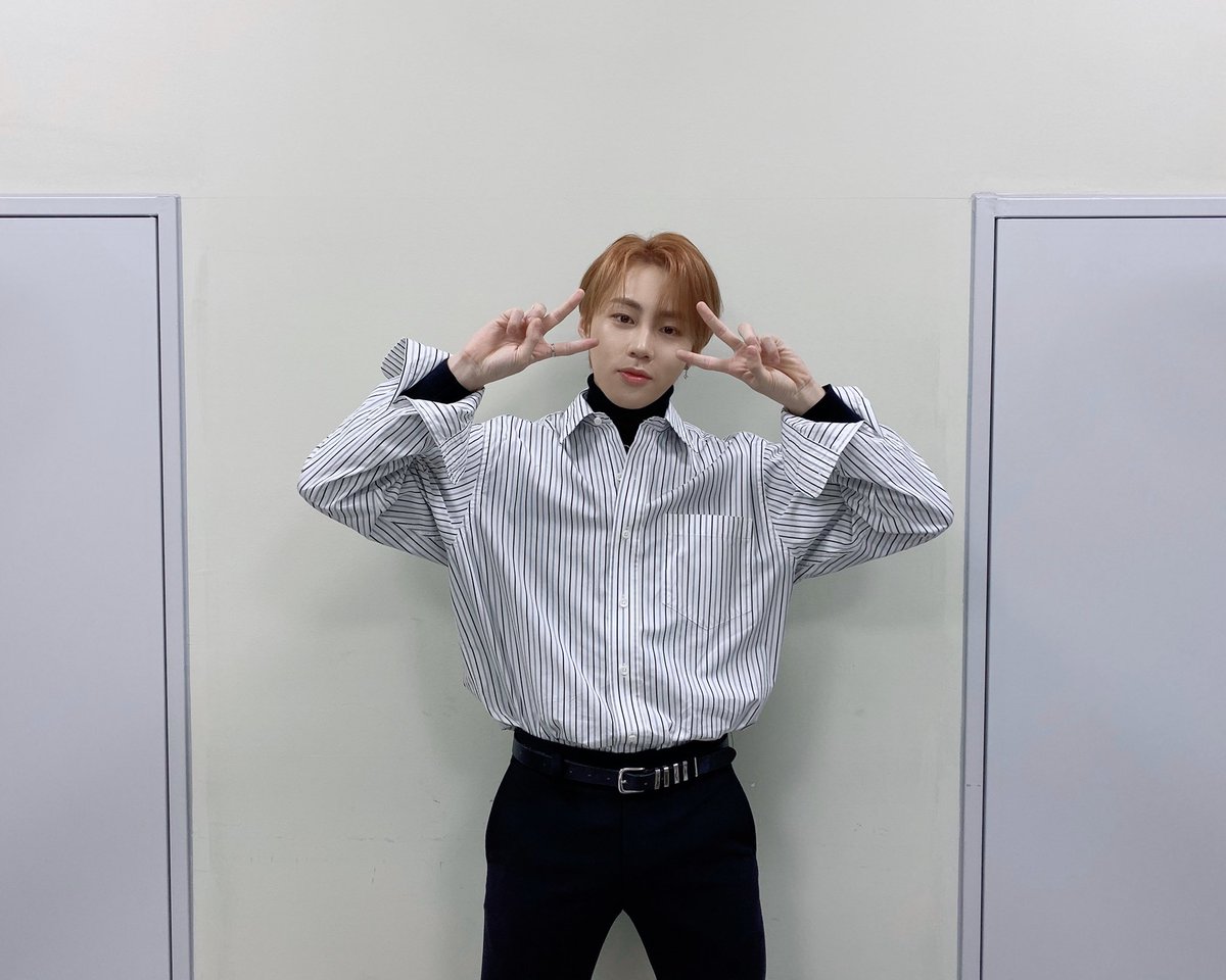 HSW_officialtwt's tweet photo. [☁]
⠀
Special MC 성운이와 함께한
KCON:TACT MEET&amp;GREET ‼
⠀
본업은 물론 MC까지
못하는 게 없는 완벽한 구르미 👍🏻
다들 잘 보셨나요❔

오늘도 함께해준 하늘 고마워요 😍
⠀
#하성운
#HASUNGWOON
#KCON2020 https://t.co/l82mIg7F0V