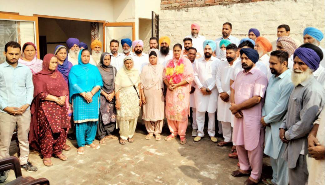 In a major jolt to BJP, Bibi Sandeep Kaur Bhodipura, BJP Circle president, Circle Bhagta Bhaika of Rampura Phul constituency left BJP to join SAD under leadership of S. Gurpreet Singh Maluka, Former Chairman, Zila Parishad, Bathinda.
#ShiromaniAkaliDal https://t.co/5uP3YhIeAM
