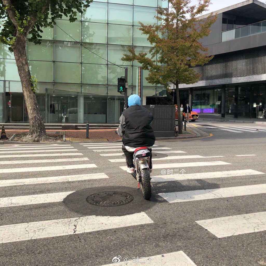 hgg0421's tweet photo. A lucky fan meet Jiyong on 14th Oct. https://t.co/B2rsmfH8Mj